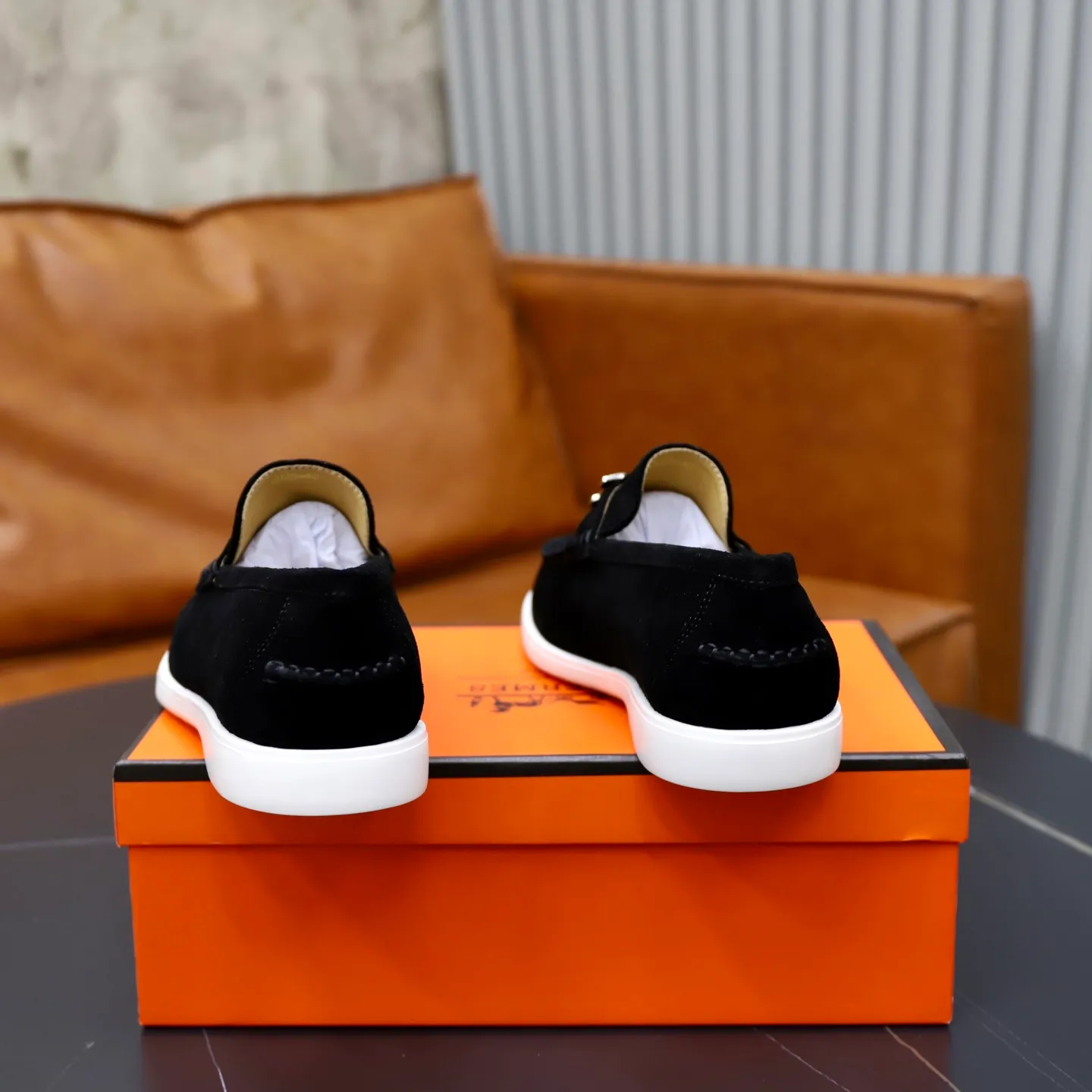 Ex-factory price: 540💰Hermès/Hermès slip-on men's shoes. This shoe is made of imported cow suede leather, with simple and smooth lines, and a 3CM rubber foam ultra-light sole combined with aerodynamic design! Youthful and fashionable, H button decoration, contrasting leather embellishment on the heel, calf lining to gently wrap your feet, with embossed logo cowhide feet, leather rock strips, casual and urban style, highlighting youthful vitality, sports and leisure version, super versatile Size number: 38-39-40-41-42-43-44 Standard leather shoe size (45 can be customized but does not support returns)